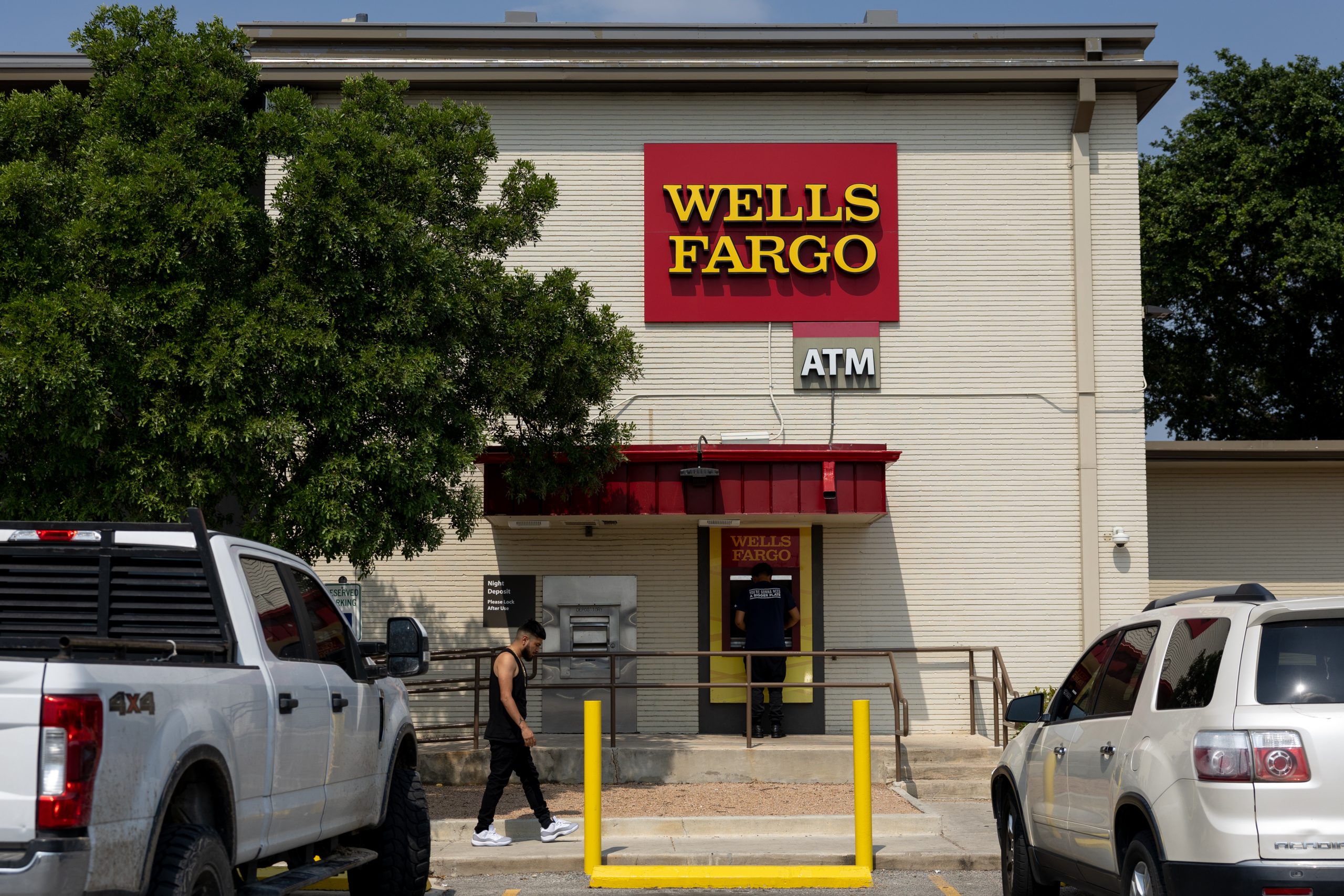 Wells Fargos Business Hours 89 - bre3zko